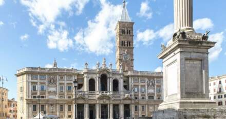 Visitar la tumba del Papa Francisco en Santa María la Mayor de Roma.
