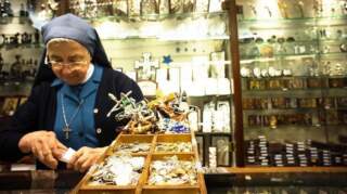 Comprar souvenirs religiosos en el Vaticano