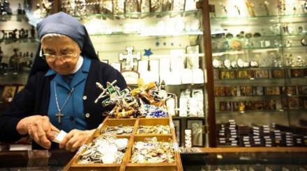 Comprar souvenirs religiosos en el Vaticano