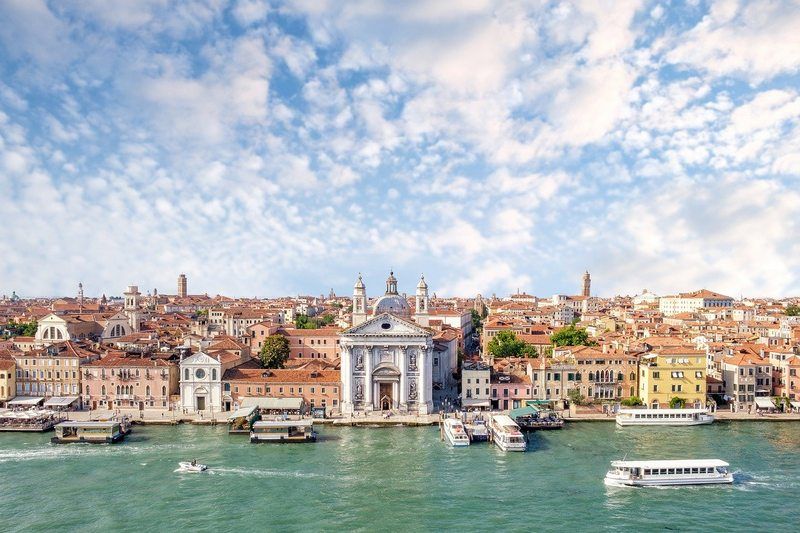 Góndolas navegando por Venecia