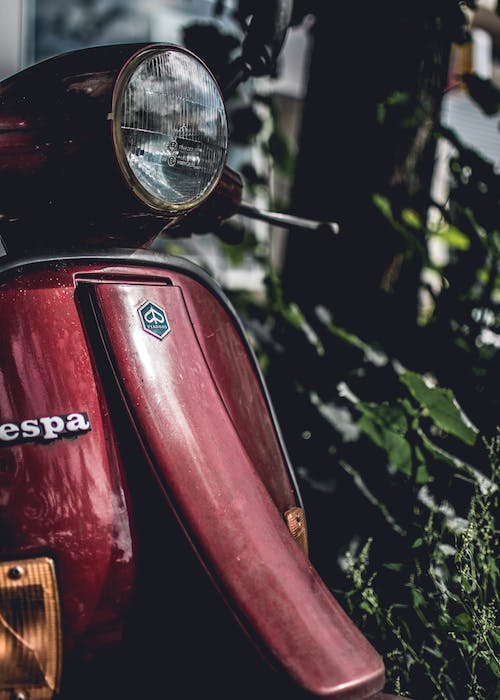 Turista disfrutando en Vespa en Roma