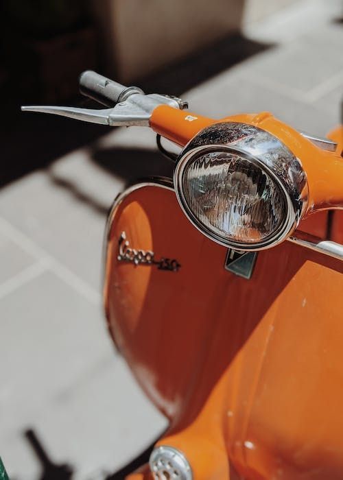 Detalle de Vespa en las calles de Roma