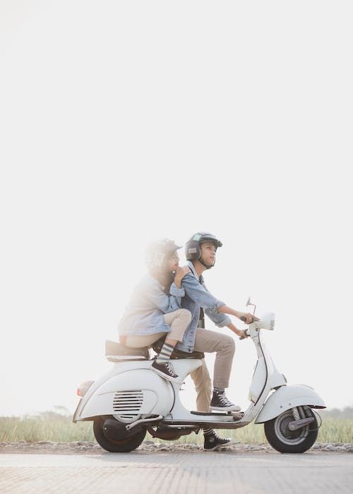 Vespa estacionada frente a monumentos en Roma