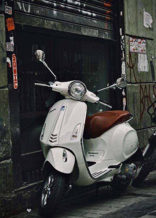 Turistas en Vespa cerca del Coliseo