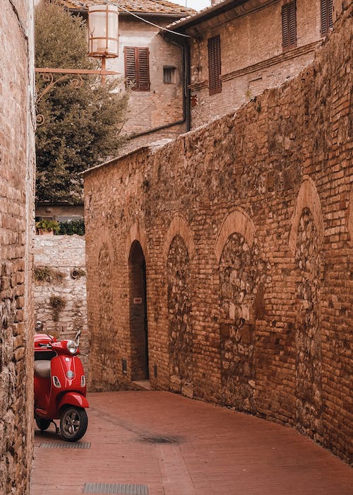 Calles de Roma con Vespas en circulación