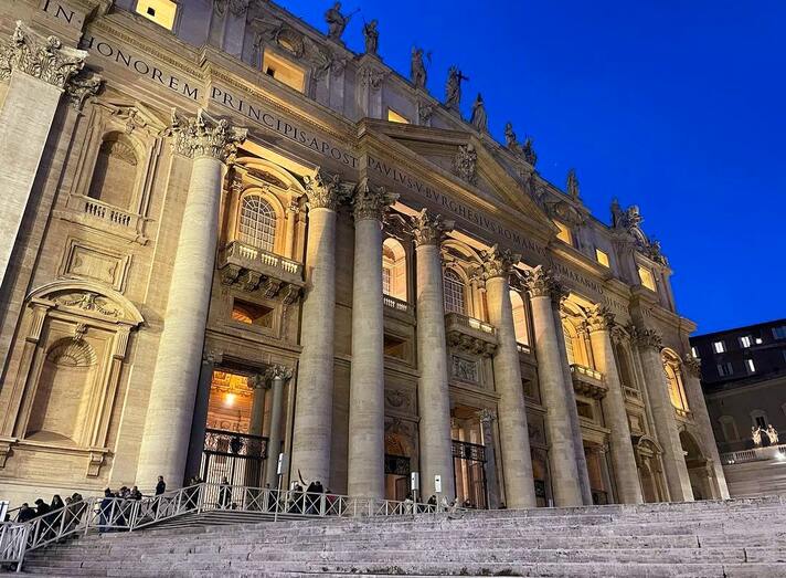 ¿La Basílica de San Pedro forma parte de los Museos Vaticanos?