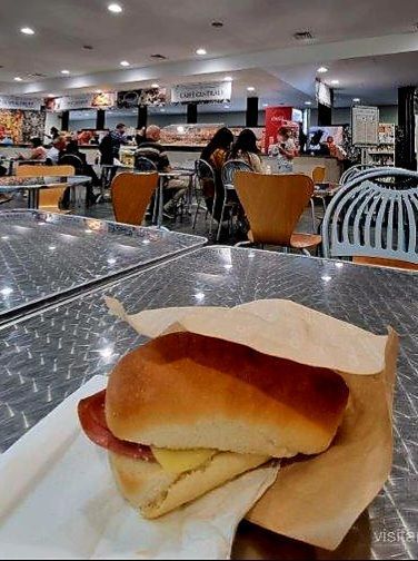 Cafetería con vitrinas de dulces y salados en los Museos Vaticanos