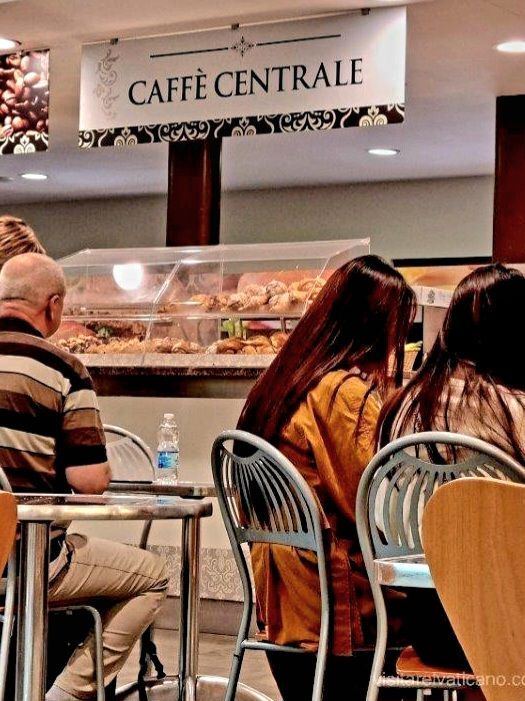Zona de autoservicio dentro de los Museos Vaticanos