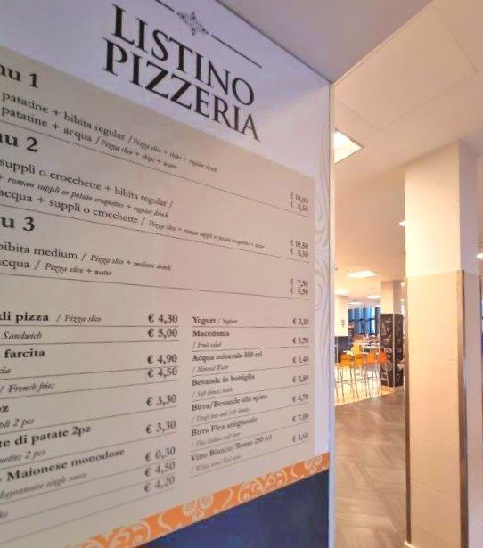 Mostrador de pizza al taglio en los Museos Vaticanos