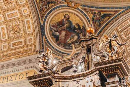 ¿Dónde puedo contratar visitas guiadas en el Vaticano?