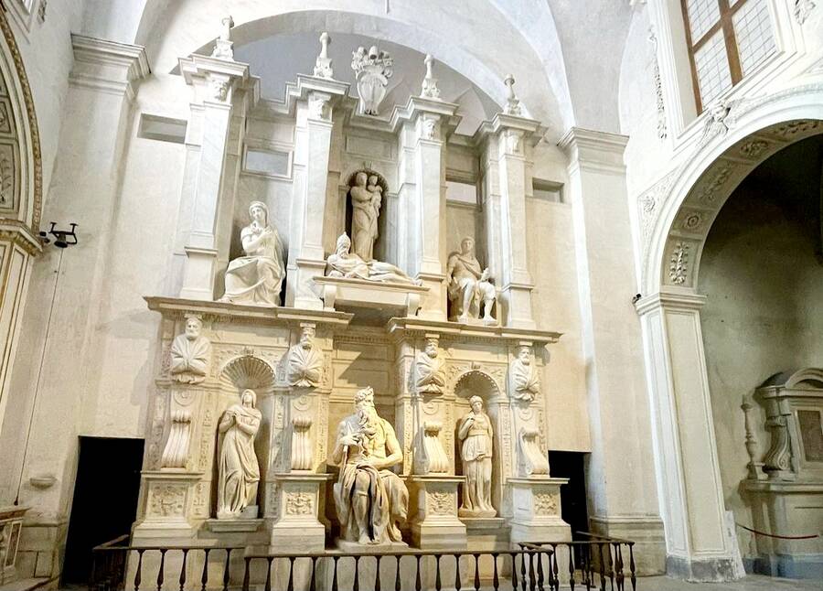 ¿Hay visitas en español en San Pietro in Vincoli de Roma?