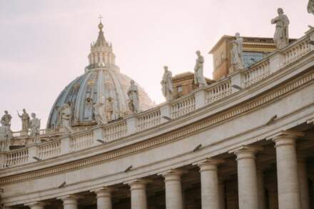 ¿Dónde puedo informarme sobre visitas en el Vaticano?