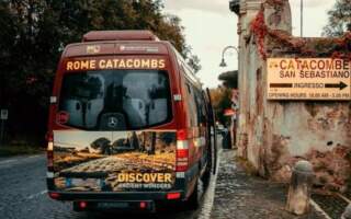 ¿Hay un autobús turístico para ver la Vía Apia y las catacumbas de Roma?